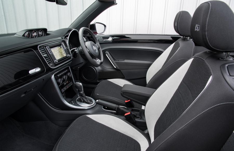 Интерьер Volkswagen Beetle Cabriolet R-Line 2016 года  (UK) (фото 3 из 32)
